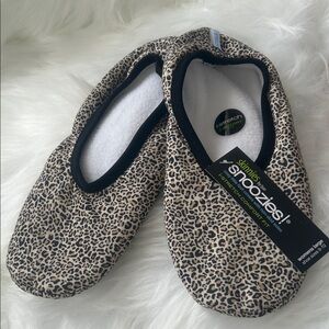 Snoozies! Women's Leopard Print Slippers